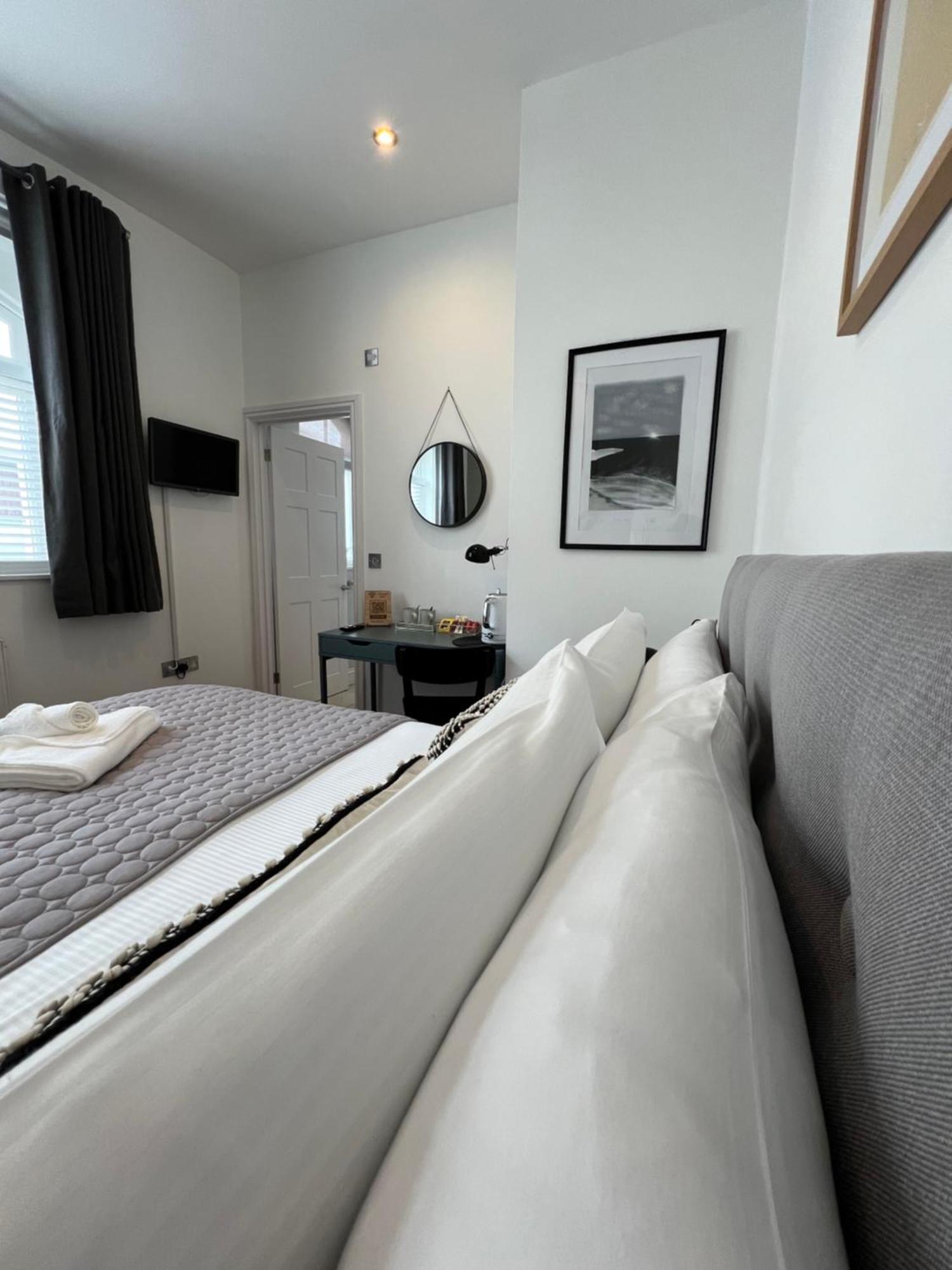 Private Double Room With Ensuite, No Breakfast, Truro City Centre المظهر الخارجي الصورة